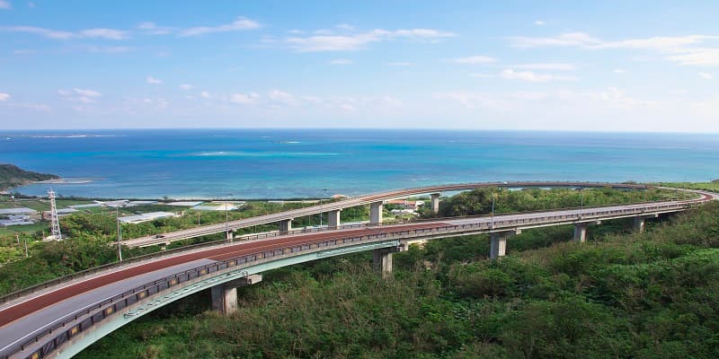 沖縄を代表する絶景橋！感動の空中ドライブ《ニライ橋・カナイ橋》