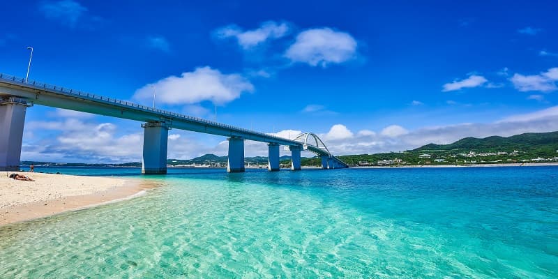 沖縄屈指の透明度を誇る瀬底ビーチ《瀬底大橋》